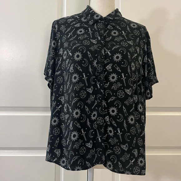 Hot Topic The Craft Witchy Symbols Black Boxy Crop Button Up Shirt Occult Large - Picture 4 of 16